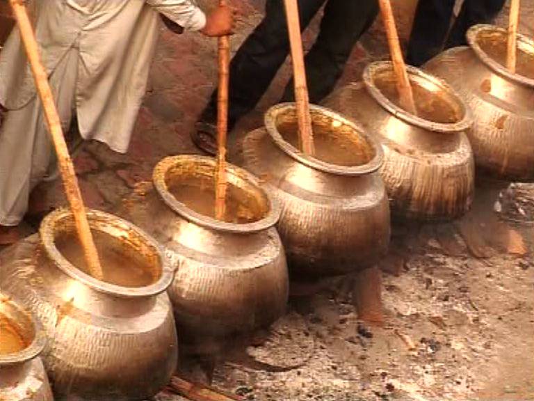 شہدا کربلا کی بھوک وپیاس کی یاد میں جگہ جگہ لنگرحسینیؑ کااہتمام