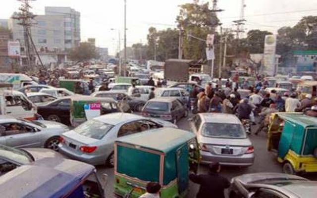 عمران خان کی لاہور آمد پر سڑکیں بند، عوام غصےسےآگ بگولا