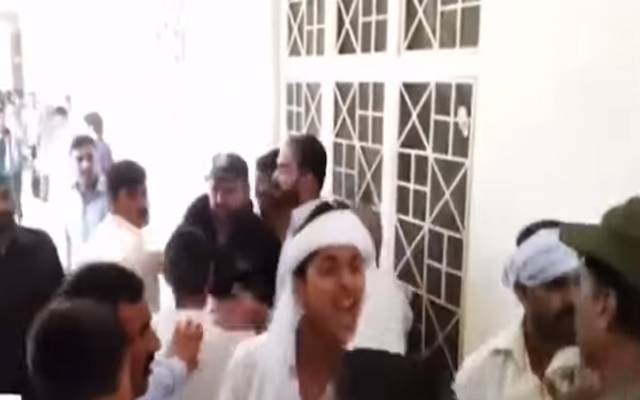 سیشن کورٹ کےاحاطہ میں فریقین گتم گتھا ہوگئے