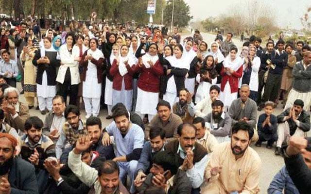 ینگ ڈاکٹرز کااحتجاج رنگ لےآیا،وزیرصحت سےمذاکرات طے پاگئے