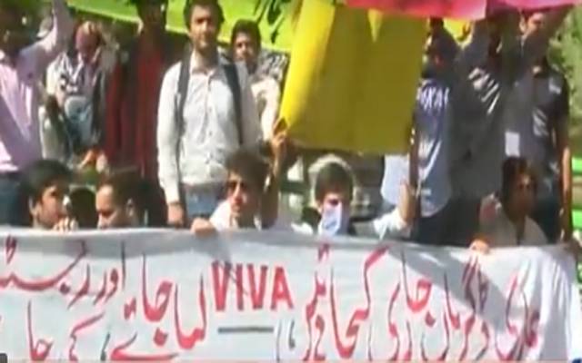 کینال روڈ پر سرگودھا یونیورسٹی کے طلبا سراپا احتجاج، ٹریفک جام، شہری پریشان