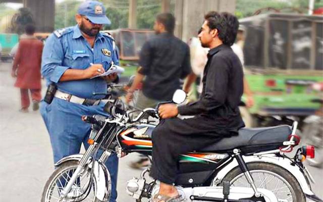 لاہور کی 5 اہم شاہراہوں پر بغیر ہیلمٹ موٹرسائیکل سواروں کا داخلہ ممنوع