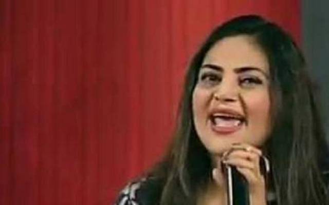 گلوکارہ عینی طاہرہ نے غصے میں آکر پروڈیوسر کو مائیک دے مارا