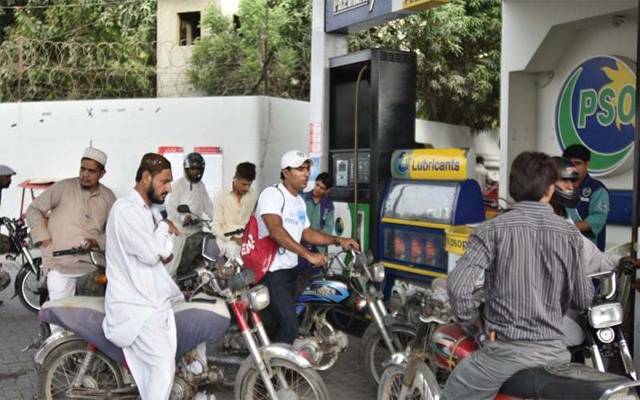 ہیلمٹ نہیں تو پٹرول بھی نہیں، موٹرسائیکل سواروں کیلئے نئی مشکل کھڑی ہوگئی