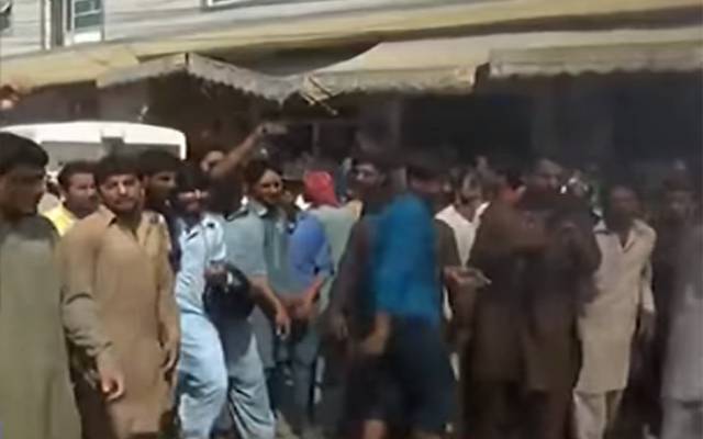 چالانوں کیخلاف چنگ چی رکشہ ڈرائیورز کا کچا جیل روڈ پر احتجاج، راہگیر پریشان