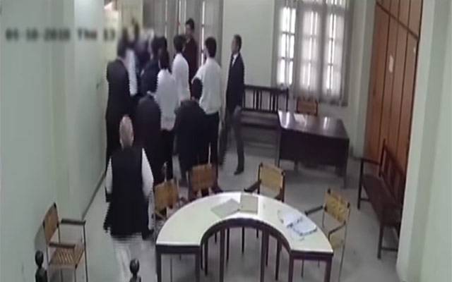 وکلاء کا پولیس افسر پر بیہمانہ تشدد