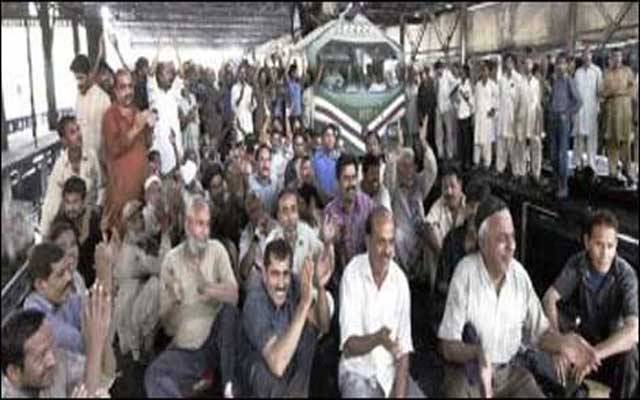 ریلوے ملازمین کا ریگولر نہ کیے جانے پر احتجاج