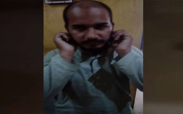 ویڈیو بنانے پر ٹریفک وارڈن کا شہری پر تشدد، کان پکڑوا دیئے
