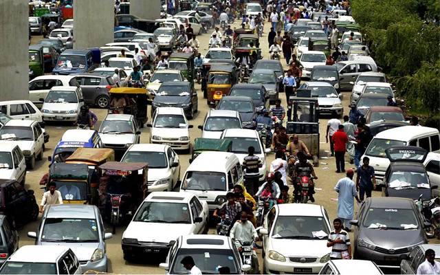 لاہور میں حالات بدستور کشیدہ، سڑکیں بند، نظام زندگی مفلوج