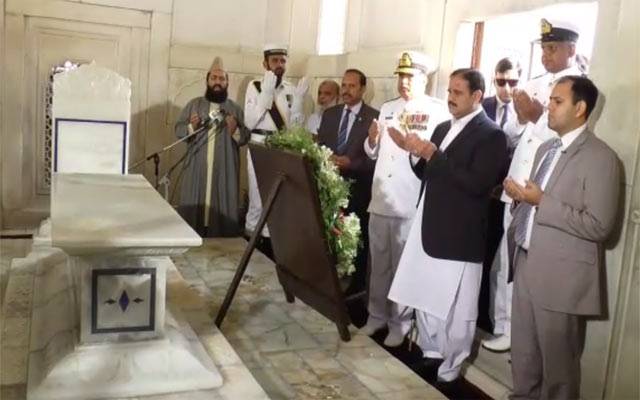 وزیراعلیٰ اور ڈی جی رینجرز پنجاب کی مزار اقبالؒ پر حاضری
