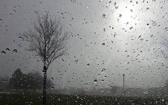 لاہور میں ہلکی بارش سے موسم خوشگوار، سردی بڑھ گئی