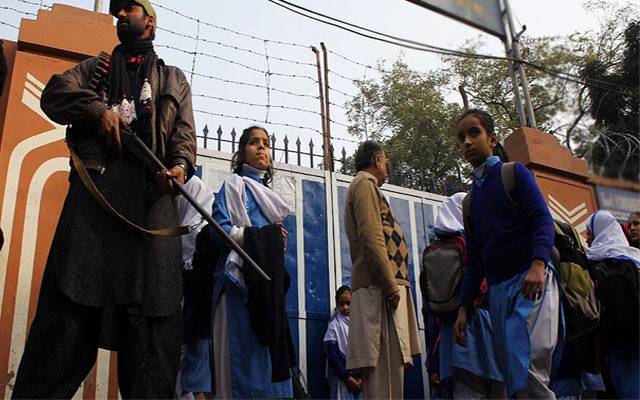 حکومت نے پنجاب بھر کے سکولوں کی ناقص سکیورٹی کا نوٹس لے لیا