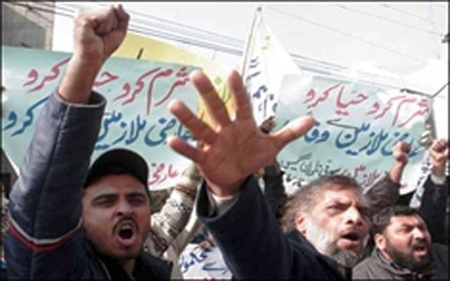 نجی اداروں کیخلاف احتجاج ، عوام اور ملازمین مشتعل ہو گئے