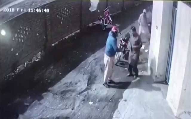 ڈاکوؤں کی لوٹ مار کا سلسلہ تھم نہ سکا، دن دیہاڑے شہری کو لوٹ کر فرار