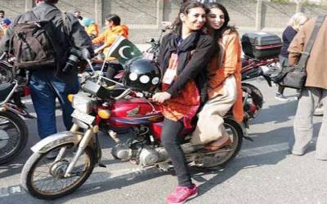 جماعت اسلامی پی پی 160 کے زیراہتمام خواتین میں ہیلمٹ تقسیم