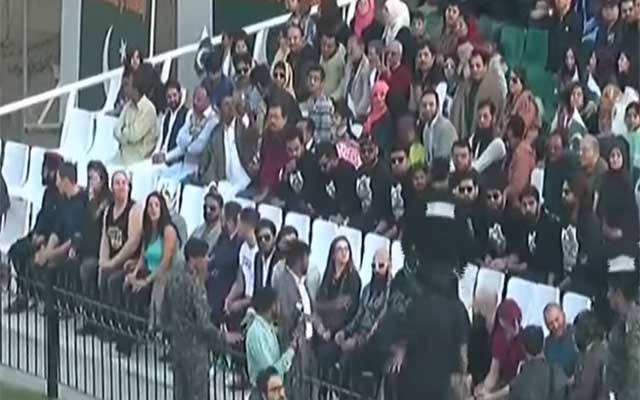 واہگہ بارڈر پر پرچم اتارنے کی تقریب، غیر ملکی ریسلرز کی آمد