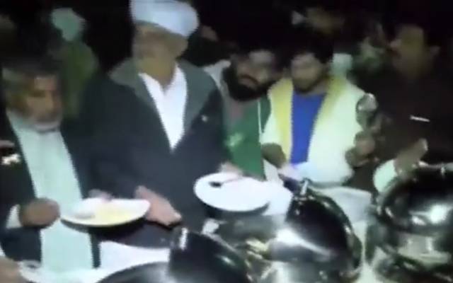 لاہوریےکھانا دیکھتے ہی لیڈر کا بھاشن بھول گئے