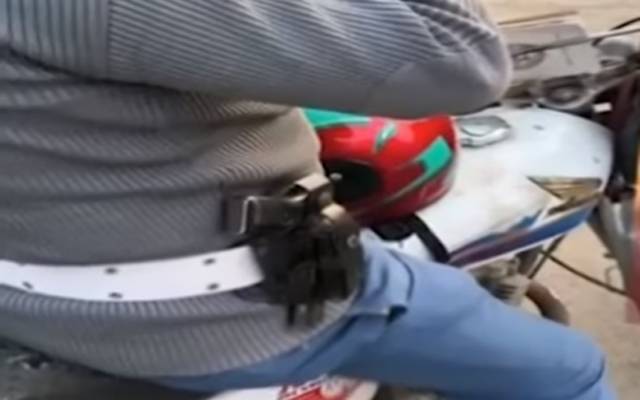 ہمیں کون روکے گا!پابندی کے باوجود ٹریفک وارڈن نے اسلحے کی نمائش کردی