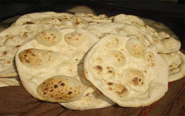 نئے پاکستان میں نان، روٹی بھی غریب عوام کی پہنچ سے دور ہوگئی 