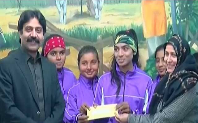 دنیا کھیل میں اچھی کارکردگی دکھانے والے کھلاڑیوں کی حوصلہ افزائی