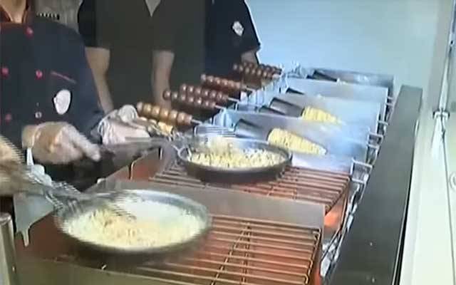 کھابوں کے شوقین افراد کیلئے گرما گرم ’چیز کون‘