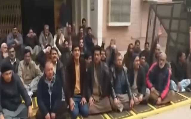 پہلے مطالبات پورے کریں، کلرکوں نے کام بند کردیا