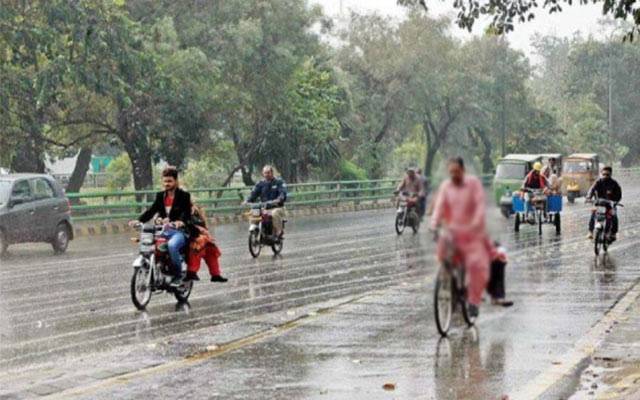 لاہور میں سال نو کی پہلی بارش سے دھند کا راج ختم 