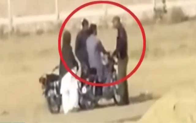 پولیس اہلکاروں کی رشوت خوری بے نقاب