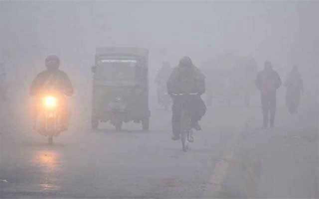 لاہور میں شدید سردی اور دھند کا راج، معمولات زندگی بری طرح متاثر