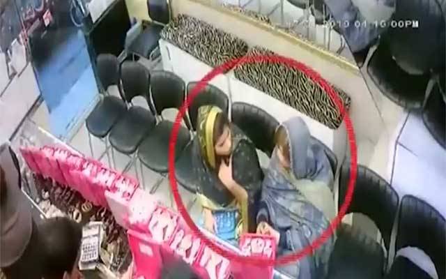 خواتین کی انوکھی چوری، فوٹیج سامنے آگئی