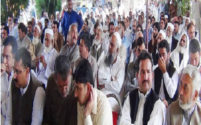 ضلعی انتظامیہ کی کھلی کچہری میں درخواستیں دینے والے سائلین خوار