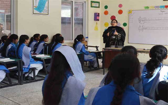 محکمہ سکول ایجوکیشن نے 42 ہزار اساتذہ کی ترقیاں روک دیں