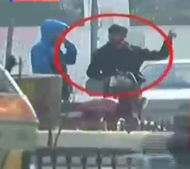 مال روڈ پر2 نوجوانوں کی مشکوک سرگرمیاں