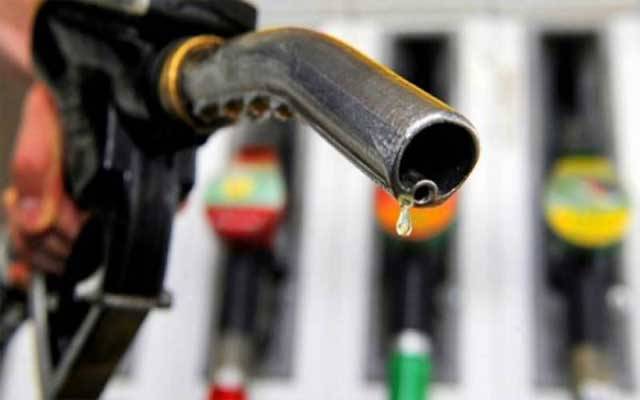مہنگائی سے تنگ عوام کیلئے اچھی خبر، پٹرولیم مصنوعات سستی ہوگئیں