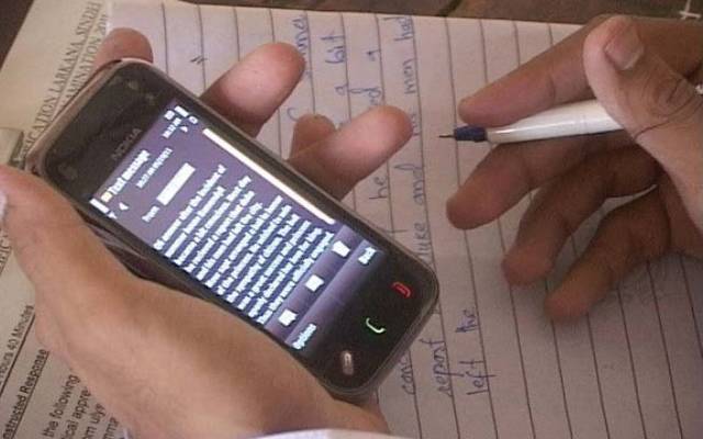 پانچویں کے امتحانات میں موبائل فون کا کھلے عام استعمال جاری