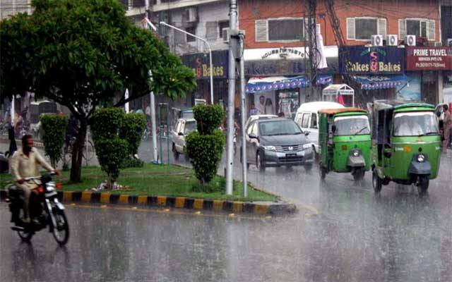 تیز بارش سے باغوں کا شہر لاہور جل تھل ہوگیا