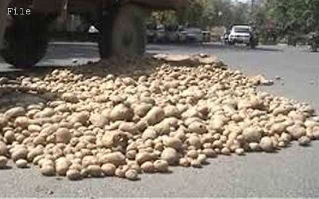 چوبرجی چوک میں آلوؤں سے بھرا ٹرک اُلٹ گیا