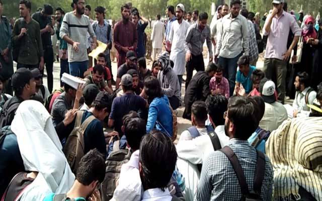 داخلے نہ بھیجنے پر طلبا سراپا احتجاج