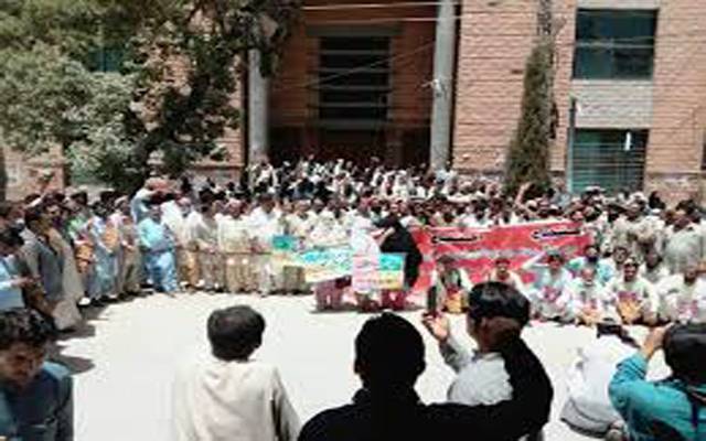 سروسز ہسپتال کے پیرامیڈیکس مطالبات کی منظوری کیلئے پھر سراپا احتجاج
