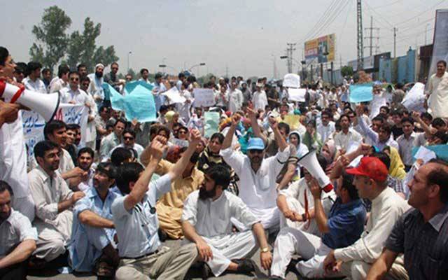 ہسپتالوں کی نجکاری کیخلاف ینگ ڈاکٹرز سراپا احتجاج
