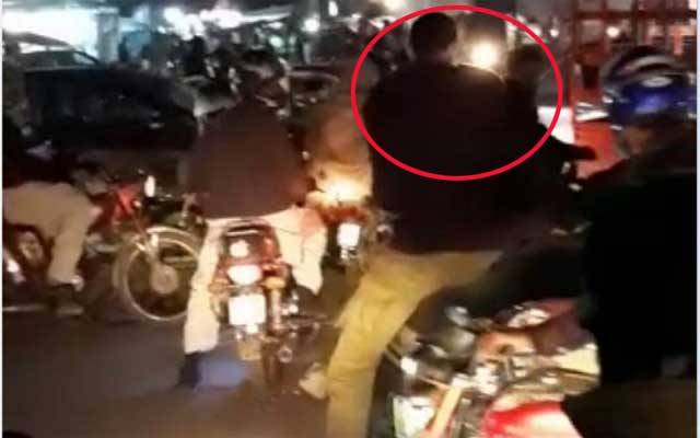 دولت کا نشہ یا پھر طاقت کا خمار؟ کار سواروں نے پولیس اہلکار کو روند ڈالا
