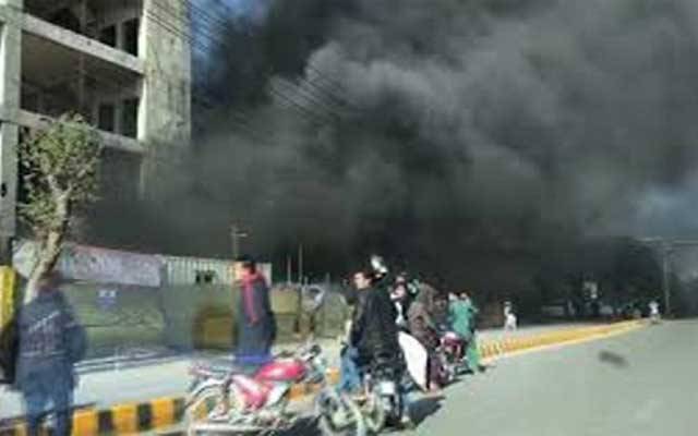 کلمہ چوک، نجی بینک میں آتشزدگی، ہر طرف دھویں کے کالے بادل چھاگئے