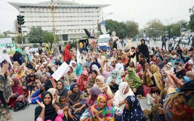 لیڈی ہیلتھ ورکرز کا دھرنا دوسرے روز بھی جاری