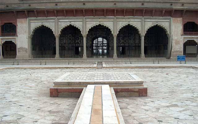 شاہی قلعہ میں واقع شیش محل پر ٹکٹ لگانے کا فیصلہ