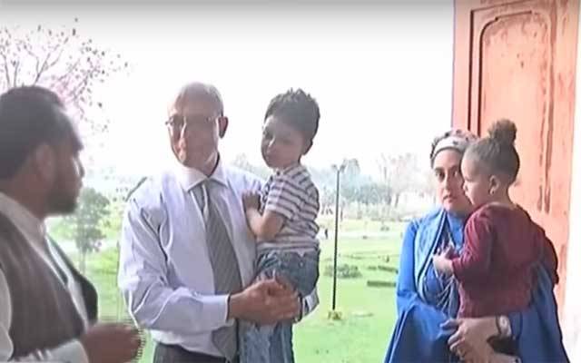 مصری سفیر کا اہلیہ کے ہمراہ بادشاہی مسجد کا دورہ