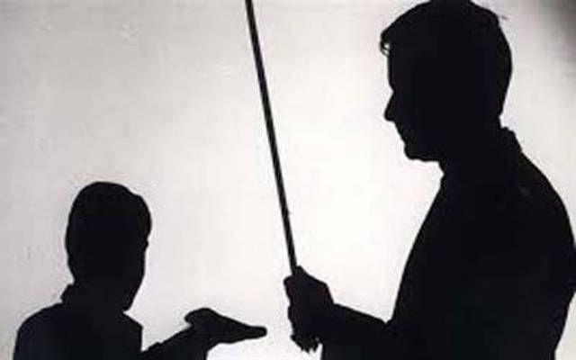 استاد کا نویں جماعت کے طالب علم پر تشدد