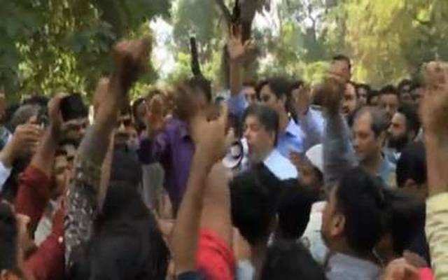  ریلوے پکے کوارٹر سے پرائیویٹ اکیڈمی کے بچوں کا داخلہ بھجوانے پر اہل علاقہ کا احتجاج