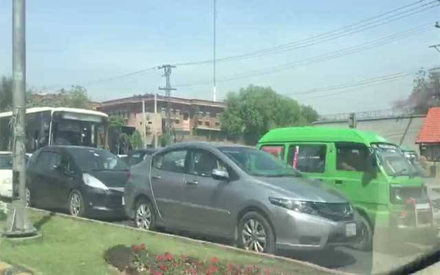 لاہور کی مصروف ترین شاہراہ پر بدترین ٹریفک جام 
