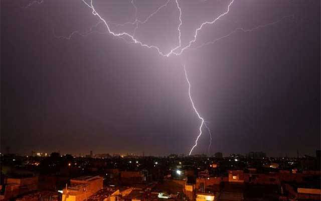 آج رات گھر سے باہر مت نکلیں، طوفانی ہوائیں چل سکتی ہے، ہائی الرٹ جاری