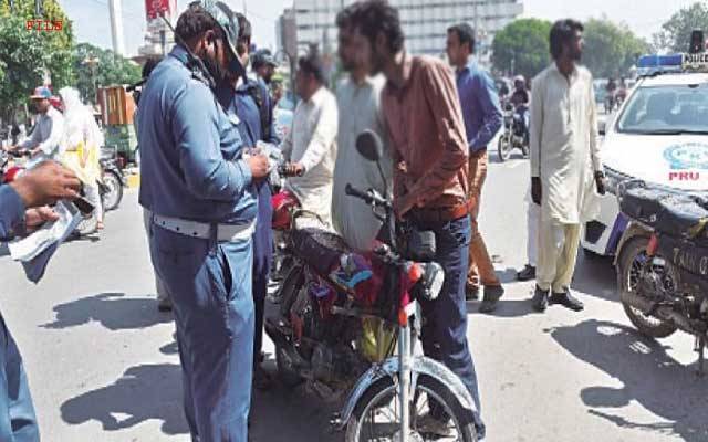 ٹریفک وارڈن کو دھمکیاں دینا موٹرسائیکل سواروں کو مہنگا پڑ گیا